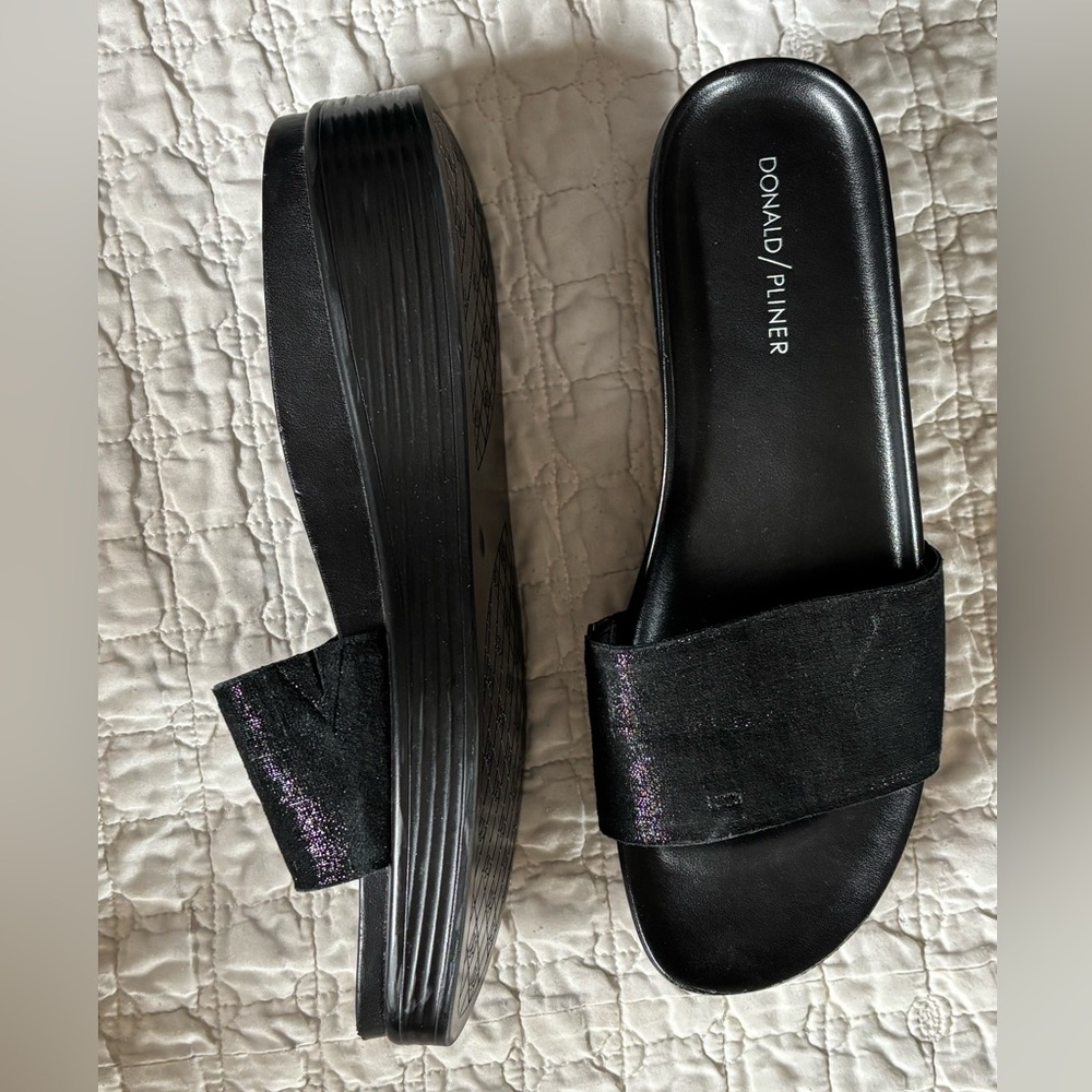 Like NEW Donald Pliner slides - Picture 2 of 4